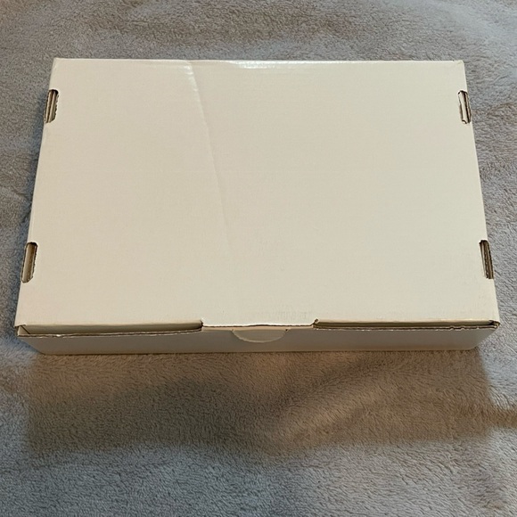 Hermes Shipping Box - Picture 2 of 5